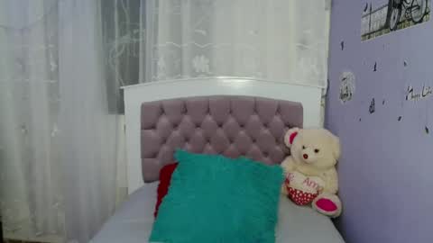 Snapshot of lauracb_ chatting on January 5, 6:46 am lauracb          online show from January 5, 6:46 am