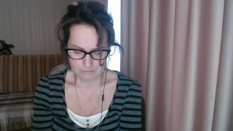 Lauraoven1 online show from February 20, 1:30 pm