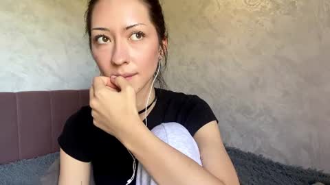 laurelimaino online show from June 29, 1:11 pm