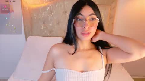 laurenn_smitth online show from February 18, 1:22 pm