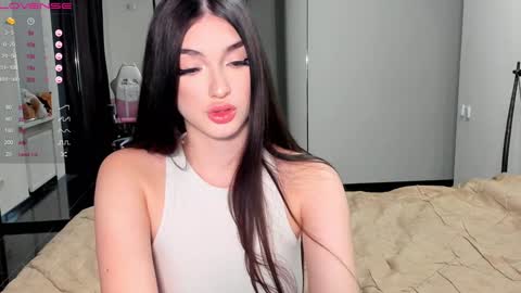 Leila online show from December 5, 4:50 pm