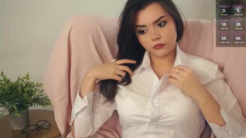 Mia online show from October 15, 7:42 am