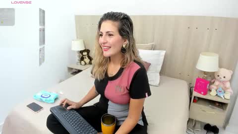 Lesly Santodomingo online show from January 14, 11:07 am