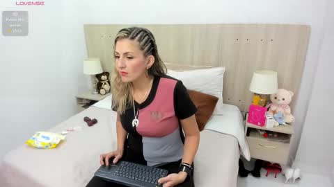 Lesly Santodomingo online show from February 6, 11:35 am