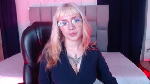 Snapshot of lessboobs_gh chatting on February 6, 11:53 am Less  online show from February 6, 11:53 am