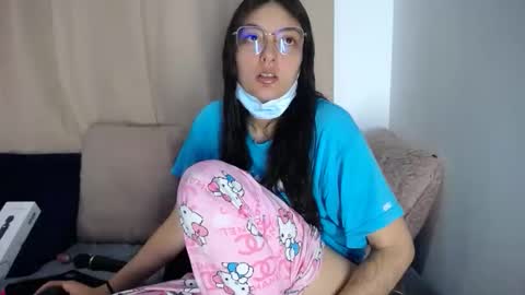 lessliee online show from April 18, 6:04 am