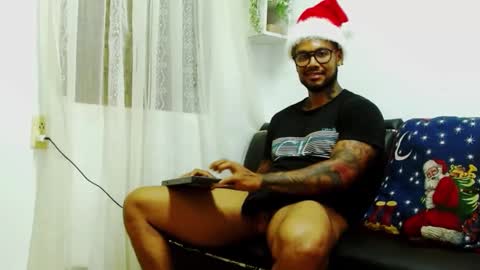 Snapshot of lewisstrong chatting on December 25, 12:05 am Lewis Strong online show from December 25, 12:05 am