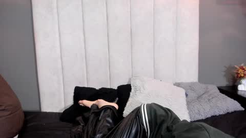 liaa  louis online show from December 4, 11:08 pm