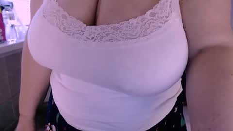 Snapshot of liahsofty chatting on October 25, 7:08 am miss Lia  colection for travel online show from October 25, 7:08 am