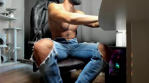 Snapshot of liamaesthetic chatting on October 25, 7:19 am Liam online show from October 25, 7:19 am