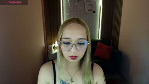 Lia Roberts online show from June 17, 2:00 pm
