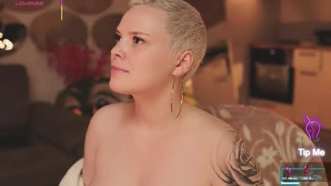 likaaberry online show from November 3, 4:02 am