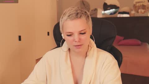 likaaberry online show from November 25, 11:42 am