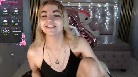 Snapshot of lili_conor_s chatting on October 1, 4:22 am Lili online show from October 1, 4:22 am