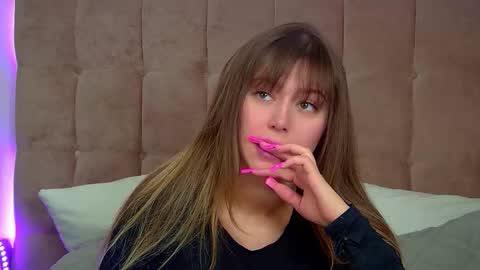 Mia online show from November 21, 7:28 am