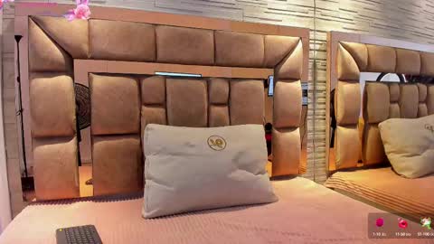 LILIAN  online show from October 8, 8:04 pm