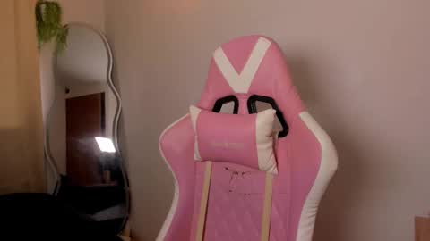 holis soy lily chang no olvides el pulgar arriba es muy importante para mi 3 independent model online show from March 7, 9:06 pm