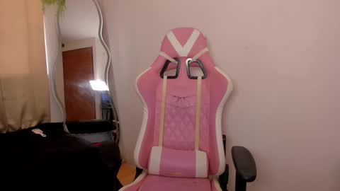 holis soy lily chang no olvides el pulgar arriba es muy importante para mi 3 independent model online show from February 28, 7:35 pm