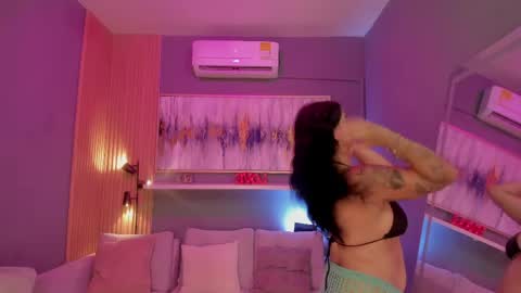 holis soy lily chang no olvides el pulgar arriba es muy importante para mi 3 independent model online show from April 13, 7:51 pm