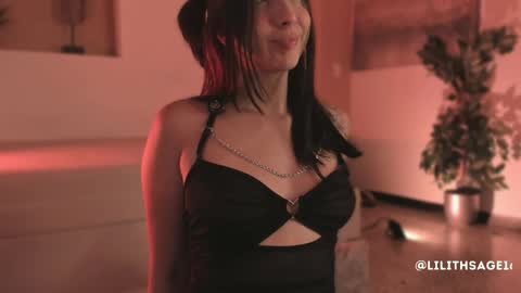 lilith_sage_ online show from November 10, 12:19 pm