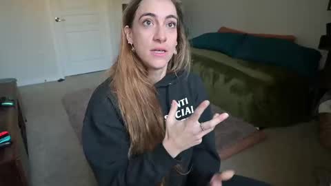 L online show from February 22, 5:46 pm