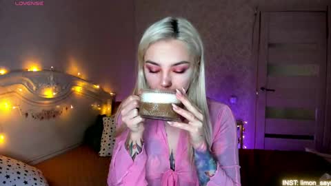 LilliMoore online show from April 12, 11:31 pm