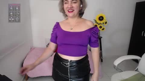 Snapshot of lilly_milf chatting on December 28, 4:20 pm Lilly online show from December 28, 4:20 pm
