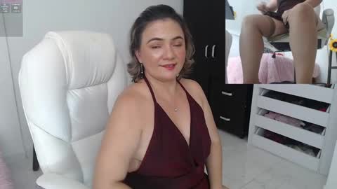 Snapshot of lilly_milf chatting on December 5, 1:31 am Lilly online show from December 5, 1:31 am