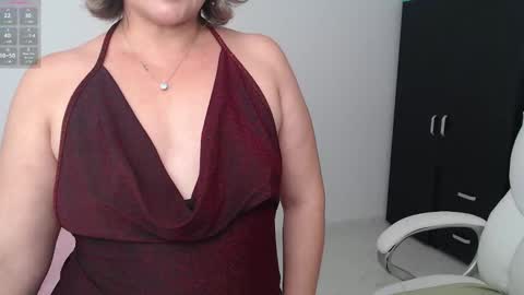 Snapshot of lilly_milf chatting on December 17, 11:49 pm Lilly online show from December 17, 11:49 pm