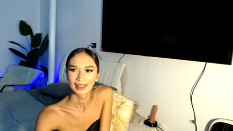 lillyholland online show from February 16, 9:37 am