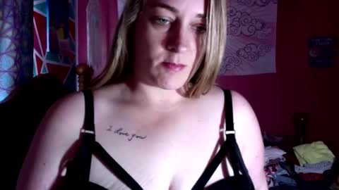 Whos that gurl online show from December 4, 8:01 pm