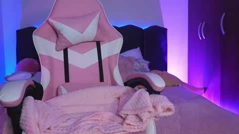 Lilou online show from March 9, 1:59 pm