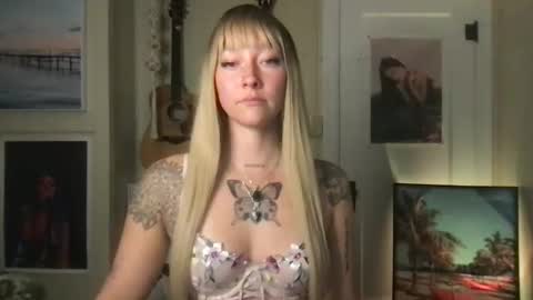 Lilpeachykeenn online show from December 15, 1:24 am