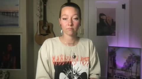 Lilpeachykeenn online show from December 28, 3:04 am