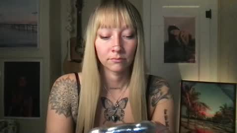 Lilpeachykeenn online show from December 3, 3:15 am