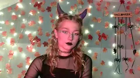 small lily online show from October 29, 6:30 pm