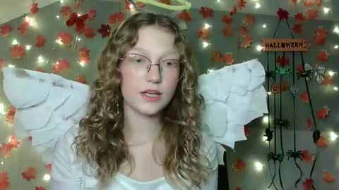 small lily online show from October 28, 6:20 pm