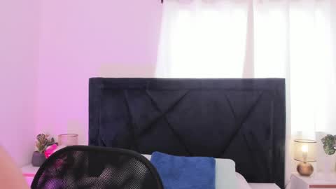 LilyWoodz online show from April 6, 7:15 pm