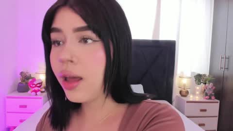 LilyWoodz online show from April 4, 7:10 pm