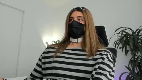 Lily Reina online show from March 30, 6:19 pm