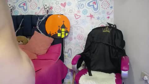 lina_clark_ online show from October 22, 9:05 pm