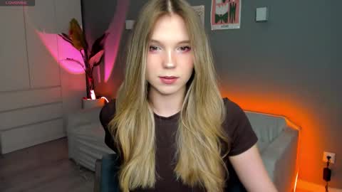 Lina online show from February 5, 1:04 pm