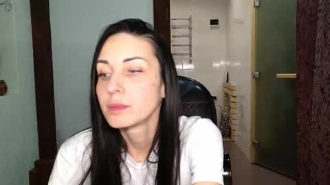 LinaLivee online show from November 17, 8:00 pm