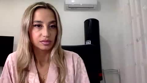 linavora online show from November 19, 1:43 pm