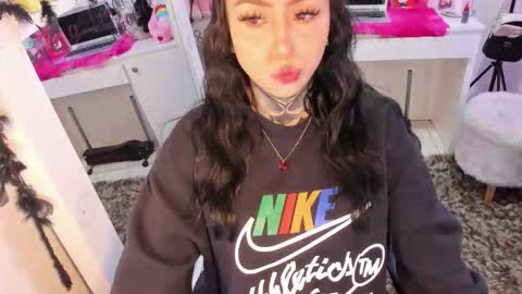 Lindaa maria  online show from November 18, 4:37 am