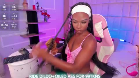 Snapshot of linsyadams chatting on February 14, 9:10 pm     online show from February 14, 9:10 pm