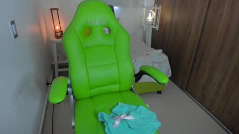 Snapshot of lisa_gerrard_ chatting on February 17, 3:11 pm Lisa  online show from February 17, 3:11 pm