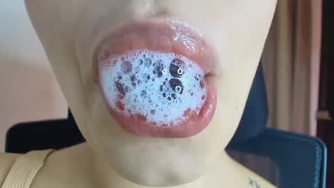 Lisbet online show from April 11, 9:30 pm