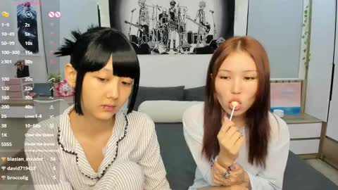 Yena and Gabby online show from April 18, 7:58 pm