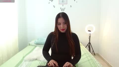 Snapshot of littleshydoll chatting on October 28, 8:43 pm Sarita  online show from October 28, 8:43 pm